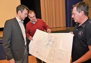 Sie versprechen einen immissionsärmeren Holzschnitzel-Wärmeverbund (von links): Gemeinderat Florian Spichtig, Qualitätsmanager Patrick Küttel und Projektplaner Fredy Rhein. (Bild: Romano Cuonz (16. Januar 2019))