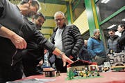 Die Besucher liessen sich über die «Madrano»-Pläne informieren. (Bild: Urs Hanhart, Bristen, 16. Januar 2019)