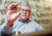 Der Unterägerer Korporationsschreiber Thomas Hess zeigt den «HüriTaler». (Bild: Stefan Kaiser (Unterägeri, 17. Januar 2019))