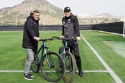 Sportchef Alain Sutter (links) und Trainer Peter Zeidler sehen sich mit dem FC St.Gallen auf einem Weg, der niemals endet. (Bild: Christian Brägger)