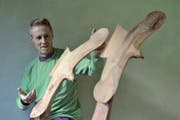 Holzbildhauer Hans Gisler setzt bei seinen Skulpturen bewusst auf Natürlichkeit und lässt das Holz als Material wirken. (Bild: PD)