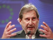 EU-Kommissar Johannes Hahn hat bereits im Dezember angekündigt, was nun schriftlich vorliegt: Die EU will Marktzugangsabkommen mit der Schweiz nicht aktualisieren, bis ein «befriedigendes Ergebnis für das Rahmenabkommen» vorliegt. Dies geht aus einem internen Schreiben der EU-Kommission hervor. (Bild: KEYSTONE/EPA/STEPHANIE LECOCQ)