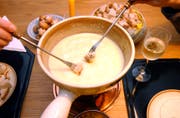 Ein Käsefondue geniesst man gern in guter Gesellschaft. (Bild: Nana Do Carmo)