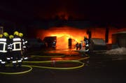 Die Flammen lodern im Churer Postauto-Depot. (Bild: Kapo GR)