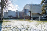 Das Gebäude des Theaters St.Gallen vom Stadtpark aus gesehen. (Bild: Urs Bucher - 4. März 2018)
