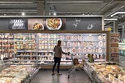 Detailhändler Coop drängt auf längere Öffnungszeiten. Die Konkurrenz zieht nach. Bild: Gaëtan Bally/Keystone (Seewen, 15. Mai 2018)