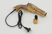 «Revolver» von Sylvie Fleury wird in der Ausstellung «Im Visier: Die Schusswaffe in Kunst und Design» im Forum Schlossplatz in Aarau zu sehen sein. (Bild: PD)