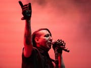 Für ihn ein Geschenk des Himmels: US-Rocker Marilyn Manson tritt in der zweiten Staffel der TV-Serie «The New Pope» auf. (Bild: Keystone/EPA/TIMM SCHAMBERGER)
