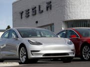Elektroautos werden immer beliebter: In der Schweiz legten die Verkäufe mit alternativen Antrieben im 2018 um knapp ein Viertel zu. (Bild: KEYSTONE/AP/DAVID ZALUBOWSKI)