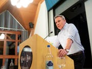 SVP-Nationalrat Adrian Amstutz (BE) will trotz Lockerung der Amtszeitbeschränkung nicht nochmals zu den Wahlen antreten. (Bild: Keystone/Peter Klaunzer)