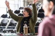 Proben macht Spass: Beate Vollack gibt ihrem Stück "Verzockt", dem letzten für die Tanzkompanie des Theaters St. Gallen, den letzten Schliff. Bild: Hanspeter Schiess.