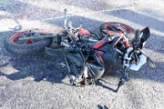 Unglück im Unglück: Nachdem der Motorradfahrer gestürzt war, schleuderte er auf die Gegenfahrbahn, wo er von einem Auto erfasst wurde. (Bild: Kapo)