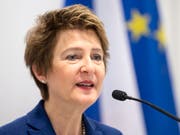 Bundesrätin Simonetta Sommaruga hat am Donnerstag vor einer Annahme der Zersiedelungsinitiative gewarnt. (Bild: KEYSTONE/PETER SCHNEIDER)