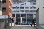 Urban statt dörflich: Im Zentrum, rund um das Gemeindehaus (ganz links, leicht angeschnitten) ist Ebikon schon heute dicht bebaut. (Bild: Boris Bürgisser (Ebikon, 18. Januar 2019))