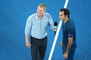 Roger Federer (rechts) wird nach seinem Sieg gegen Taylor Fritz von Jim Courier interviewt. (Bild Scott Barbour/Getty Images (Melbourne, 18. Januar 2019))