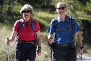 Wandern in der Schweiz: Theresa May und Ehemann Philip irgendwo in den Alpen. (Bild: ap/pool afp)