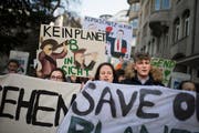 300 bis 350 meist junge Leute demonstrieren am Freitag im St.Galler Stadtzentrum wiederum für griffige Massnahmen gegen den Klimawandel. (Bild: Benjamin Manser - 18. Januar 2019)