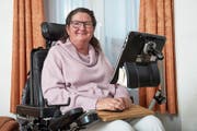 Haben noch viel zu erzählen: Rita Tresch und ihr Sprachcomputer Selina. (Bild: Boris Bürgisser, Attinghausen, 17. Januar 2019)