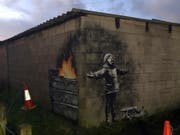 Das Banksy-Werk in Port Talbot, Wales, wurde für einen sechsstelligen Betrag verkauft. Der Käufer will es vorerst am Entstehungsort lassen und damit den Tourismus ankurbeln. (Bild: KEYSTONE/AP TWITTER/@RHONEYJONES/RACHEL HONEY-JONES)