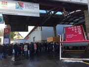 Kurz vor der Türöffnung: Anstehen für die Ferienmesse «Grenzenlos» vor den Olma-Hallen. (Bild: Seraina Hess - 18. Januar 2019)
