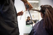 Ein fairer Preis für einen Haarschnitt liegt laut dem Verband bei Herren um 50, bei Frauen um 80 Franken. (Symbolbild: Roger Grütter)
