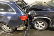 Das Vorderfahrzeug prallte wiederum in einen weiteren Personenwagen. (Bild: Luzerner Polizei (Burchrain, 17. Januar 2019))
