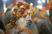 Die heiligen Männer, «Sadhus» genannt, sind das Herzstück des Pilgertreffens Kumbh Mela und feiern dort ihre Zusammenkunft mit Yoga, Gebeten und Marihuana. Bild: Rajesh Kumar Singh/AP (Allahabad, 15. Januar 2019)