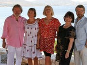 Sie lassen sich noch etwas Zeit mit den neuen Songs: Benny Andersson, Agnetha Fältskog, Anni-Frid Lyngstad und Björn Ulvaeus (mit im Bild Anderssons Ehefrau Mona Nörklit, Zweite von rechts). (Bild: Keystone/AP/THANASSIS STAVRAKIS)