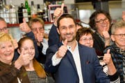 Kandidat Gabriel Macedo feiert sein überraschend gutes Wahlresultat. Es wird einen zweiten Wahlgang geben. (Bild: Donato Caspari / 25.11.2018)