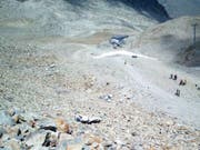 Trümmerteile des am 4. August 2017 abgestürzten Kleinflugzeuges und Rettungshelfer im Gebiet Diavolezza. Drei Personen kamen dabei ums Leben (Archivbild). (Bild: KEYSTONE/KANTONSPOLIZEI GRAUBUENDEN)