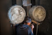 Letzte Handgriffe vor der Eröffnung der Ausstellung. (Bild: Benjamin Manser)