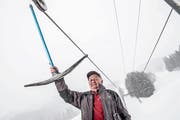 Der Handgriff sitzt immer noch: Alois «Weysi» Odermatt beim stillgelegten Gummen-Lift. (Bild: Nadia Schärli (Wirzweli, 15. Januar 2019))
