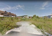 An dieser Stelle möchten die Zentralbahn und die Gemeinde Horw eine Unterführung unter der Bahnlinie erstellen. Das Wegmatt-Areal soll später überbaut werden. (Bild: Google)