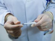 Wer eine medizinische Behandlung benötigt, soll künftig einen grösseren Teil der Kosten selber tragen müssen. Die Franchisen sollen erhöht werden. (Bild: KEYSTONE/TI-PRESS/ALESSANDRO CRINARI)