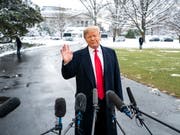 Nach der Absage der Teilnahme von US-Präsident Donald Trump am diesjährigen WEF wird gar keine US-Delegation nach Davos reisen. (Bild: KEYSTONE/EPA/JIM LO SCALZO)