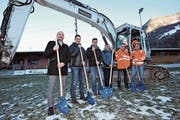 Von links: René Deplazes, Iwan Bissig, Bruno Gamma, Josef Schuler, Christian Zobrist und Walter Schuler beim Spatenstich auf dem Sportplatz Grüner Wald. (Bild: Urs Hanhart, Schattdorf, 18. Januar 2019)