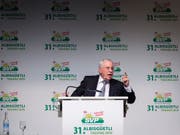 Christoph Blocher warnt vor dem «Unterwerfungsvertrag» und stimmt seine Partei auf ein Referendum gegen den EU-Rahmenvertrag ein. (KEYSTONE/Melanie Duchene) (Bild: KEYSTONE/MELANIE DUCHENE)