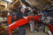 Fredy Rudolf und Urs Kasper bereiten sich in der Werkstatt auf die Eis-Segelrennen vor. (Bild: Margrith Pfister-Kübler)