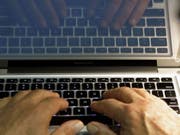Ein Mann soll seine Tochter mehrfach vergewaltigt und sie auf Dating-Seiten im Internet angeboten haben. (Bild: KEYSTONE/AP/DAMIAN DOVARGANES)