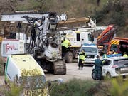 Die Helfer fahren schwere Maschinerie auf, um ein Kleinkind aus einem Brunnenschacht zu befreien. (Bild: KEYSTONE/EPA EFE/DANIEL PEREZ)