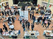 46 Firmen zeigen an der Tischmesse im Aadorfer Gemeindezentrum 63 Lehrberufe. (Bilder: Kurt Lichtensteiger)