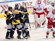 Ambris Spieler (links) bejubeln das 1:0 von Dario Rohrbach beim 3:0-Heimsieg über Lausanne (Bild: KEYSTONE/TI-PRESS/SAMUEL GOLAY)