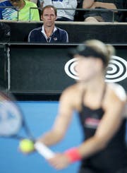 Ex-Profi Rainer Schüttler beobachtet als neuer Coach die Spielerin Angelique Kerber. (Bild: Rick Rycroft/AP (Sydney, 10. Januar 2019))
