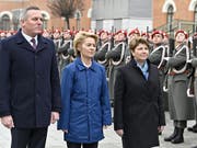 Verteidigungsministerin Viola Amherd (r) beim Sicherheitspolitischen Jahresauftakt 2019 in Wien: Auf ihrer ersten Auslandsreise traf sie mit Österreichs Verteidigungsminister Mario Kunasek (l) und Deutschlands Verteidigungsministerin Ursula von der Leyen (m) zusammen. (Bild: KEYSTONE/APA/APA/HANS PUNZ)