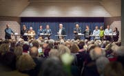 Stellen sich den kritischen Fragen von Moderator Felix Meier (Mitte): Die Stadtratskandidaten Peter Eberle, Ursula Bernhardt, Markus Fischer, Philipp Gemperle, Alban Imeri, Dominik Reis, Tamara Wiedermann, Christian Zanetti, Roman Imhof und Melanie Zellweger. Bild: Andrea Stalder
