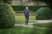 Der Weinfelder Gemeindepräsident Max Vögeli zu Fuss im Haffterpark. (Bild: Reto Martin)