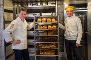 Bäcker Bruno Bucher (rechts) geht in Pension und übergibt seine Bäckerei an Beat Kohler. Bild: Boris Bürgisser (Emmenbrücke, 18.Januar 2019)