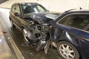 Ein Autofahrer bremste zu spät ab und prallte gegen das Heck eines anderen Fahrzeugs. (Bild: Luzerner Polizei (Buchrain, 17. Januar 2019))