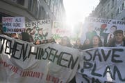 Klimastreik-Demo mit Transparenten und lautstarken Parolen am «Roten Platz» in St. Gallen. Mehrere hundert Schülerinnen und Schüler sowie Erwachsene zogen am Freitag durch die Innenstadt. (Bild: Benjamin Manser)