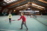 Das Tenniscenter Schenkon soll in den nächsten zehn Jahren abgerissen werden. Der Tennisclub steht vor einer ungewissen Zukunft. Bild: Corinne Glanzmann (28. Dezember 2018)